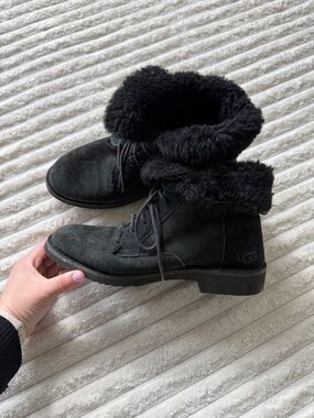 UGG Women's Black Suede Ankle Shearling Boots Lace-Up Fur Trim Comfort SZ 9